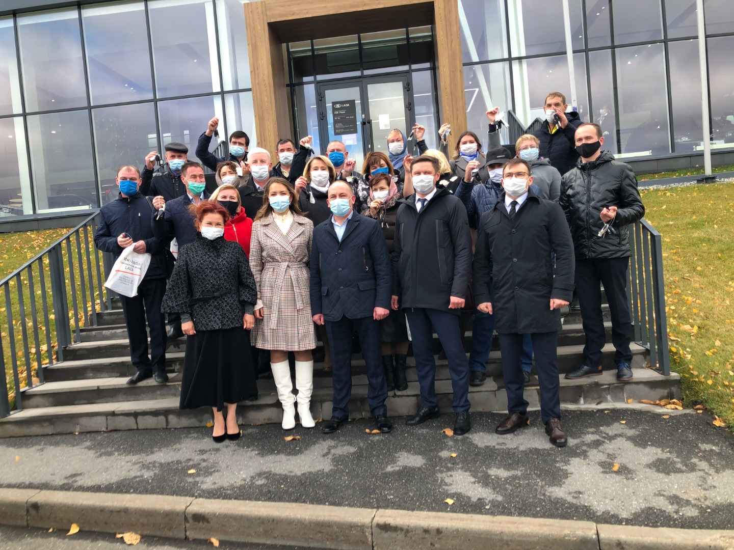 30 автомобилей для врачей