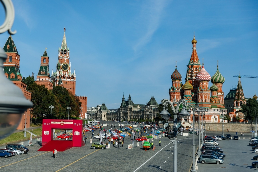 100 автомобилей LADA приняли участие в ГУМ-Авторалли
