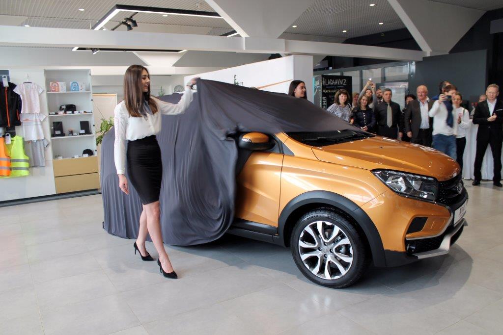 Свой в любой среде! В автосалоне LADA ''Автоцентр на Заводском'' презентовали новый XRAY Cross.