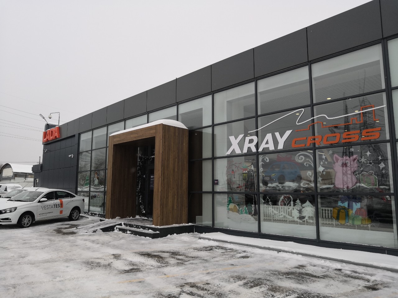 Красота спасет мир! Автоцентр на Заводском шоссе украсили к новогоднему празднику