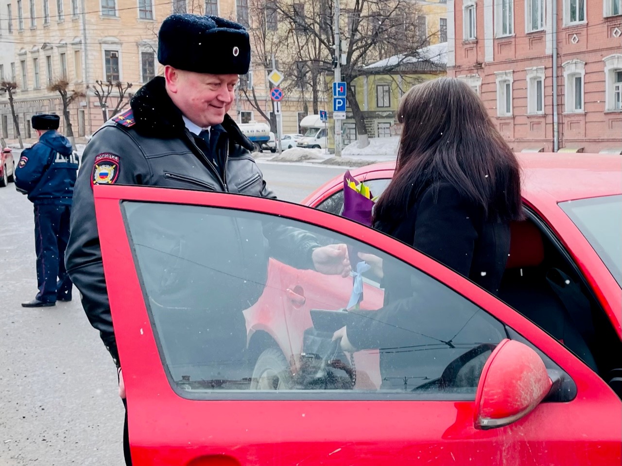 ДЦ «КАРМЕН» совместно с сотрудниками ГИБДД поздравили всех девушек-автолюбительниц  с праздником весны - КАРМЕН - дилер LADA в г. Рязань