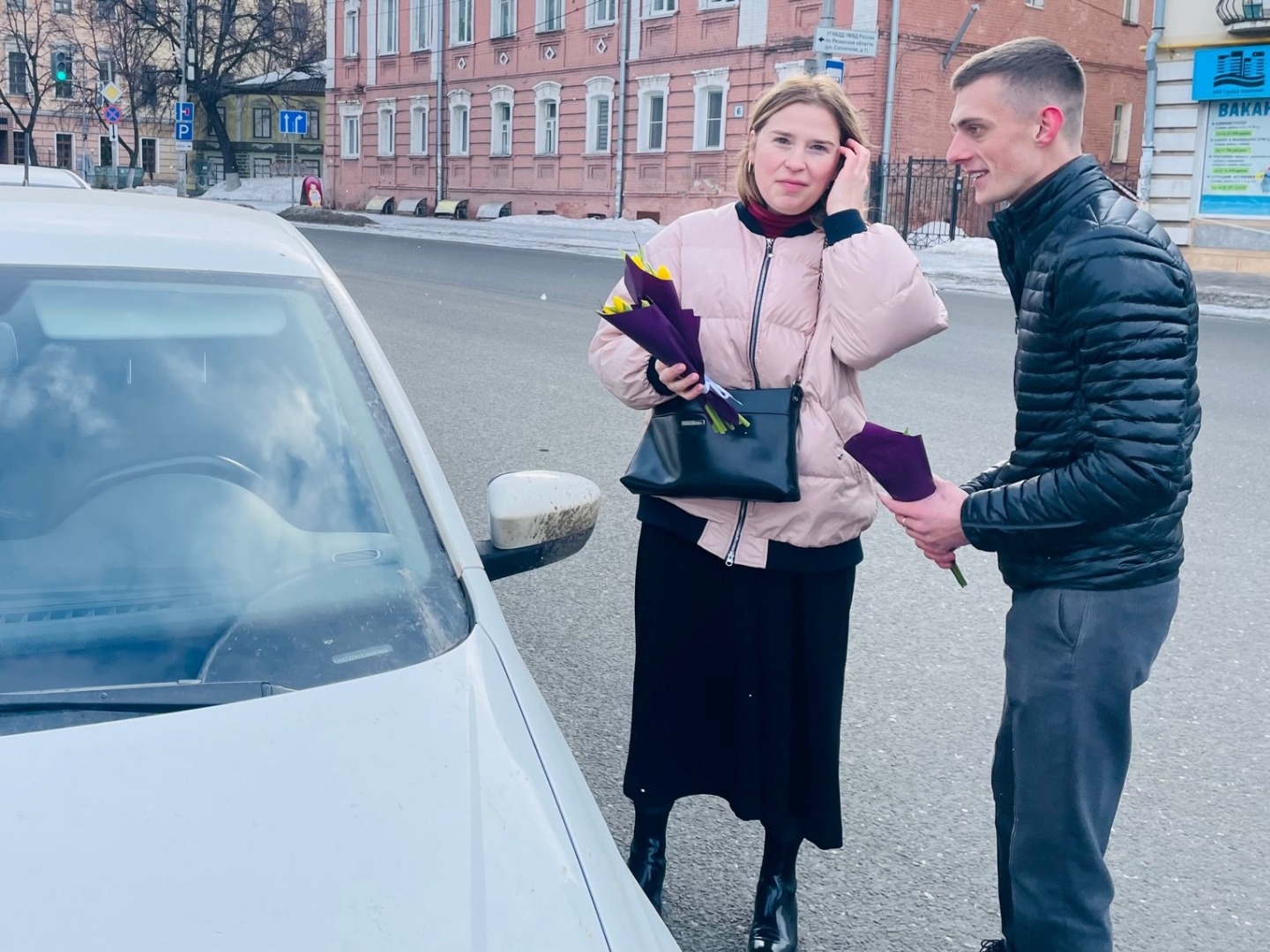 ДЦ «КАРМЕН» совместно с сотрудниками ГИБДД поздравили всех  девушек-автолюбительниц с праздником весны - КАРМЕН - дилер LADA в г. Рязань