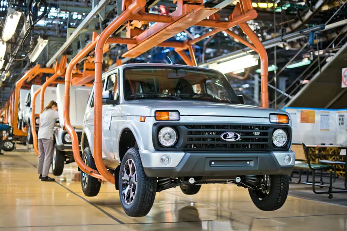 LADA NIVA: 45 ЛЕТ НА ДОРОГАХ И ВНЕ ДОРОГ - ГЛАЗУРИТ - дилер LADA в г.  Екатеринбург