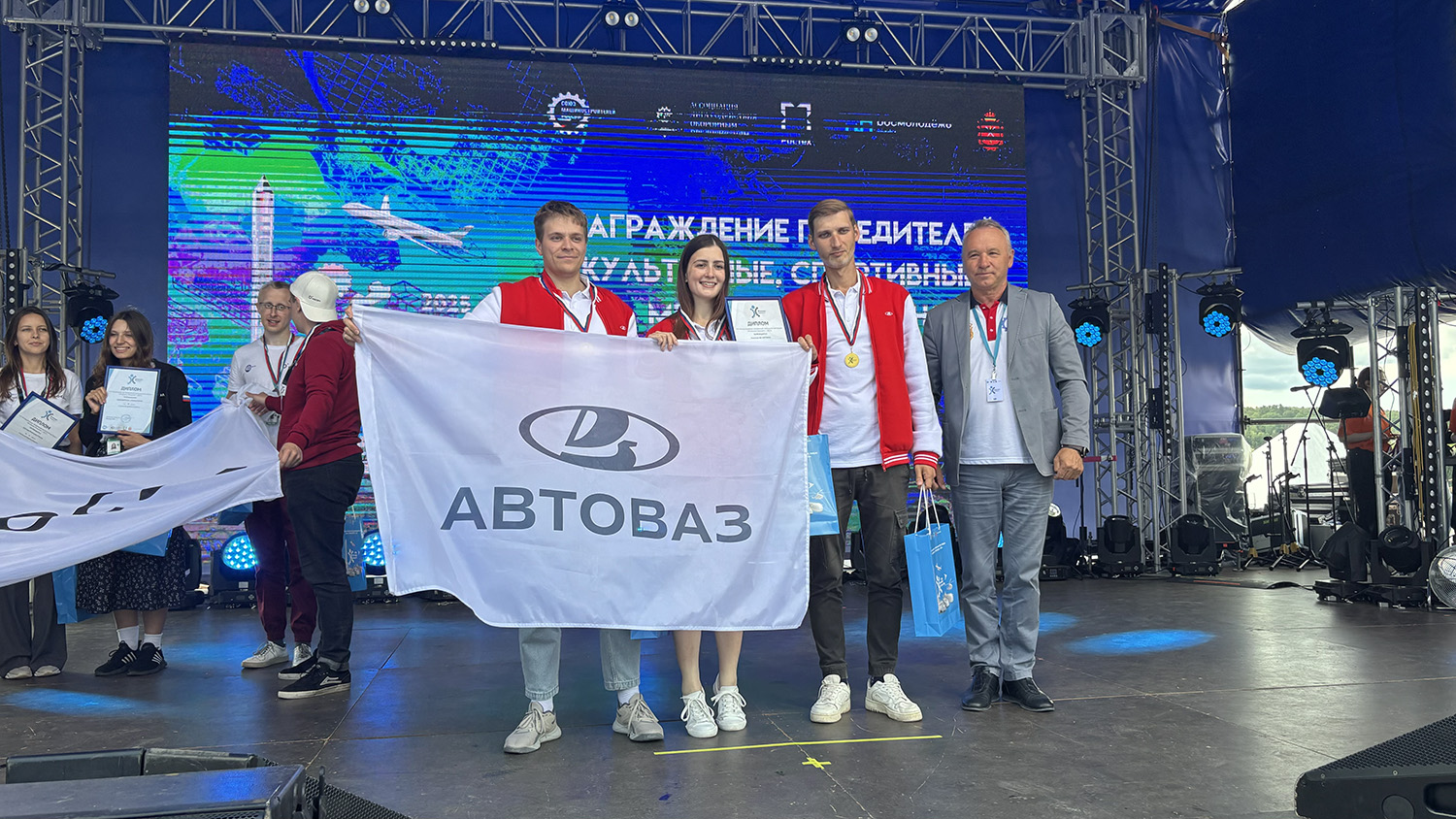 photo-https://static.lada.ru/images/v6/press-releases/%D0%98%D0%9D%D0%91_%D0%90%D0%92%D0%97_2.jpg
