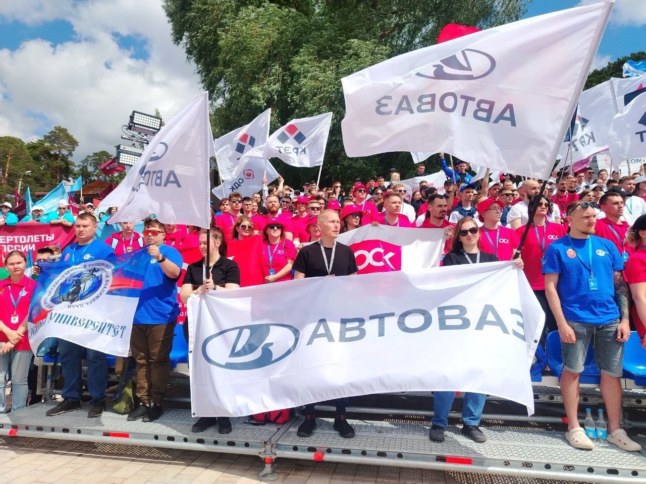 photo-https://static.lada.ru/images/v6/press-releases/%D0%98%D0%BD%D0%B6%D0%B5%D0%BD%D0%B5%D1%80%D1%8B%20%D0%B1%D1%83%D0%B4%D1%83%D1%89%D0%B5%D0%B3%D0%BE_3.jpg