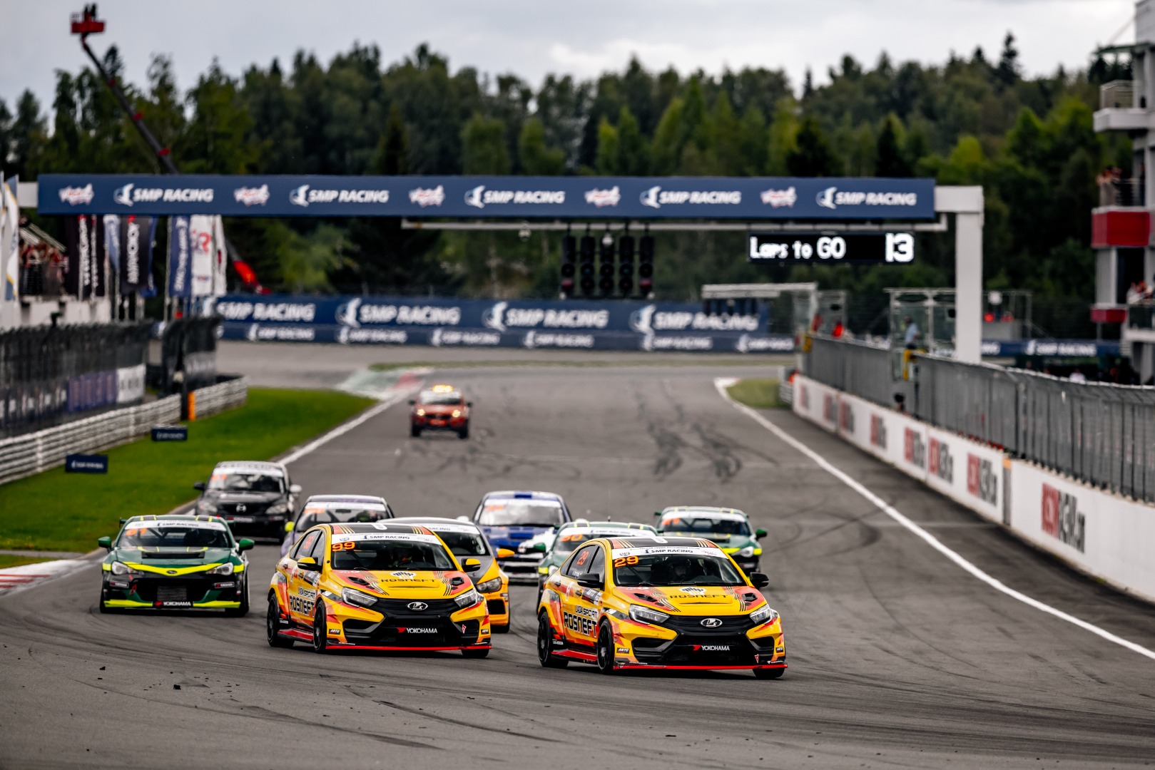 ПОБЕДНЫЙ ДУБЛЬ И БРОНЗА ДЕБЮТАНТА: LADA SPORT ROSNEFT ЗАВОЕВАЛА 5 ТРОФЕЕВ НА MOSCOW RACEWAY